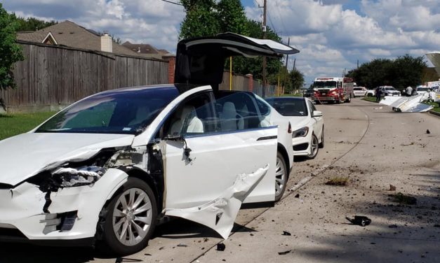 Une Tesla “Model X” résiste à un crash d’avion et le conducteur est indemne