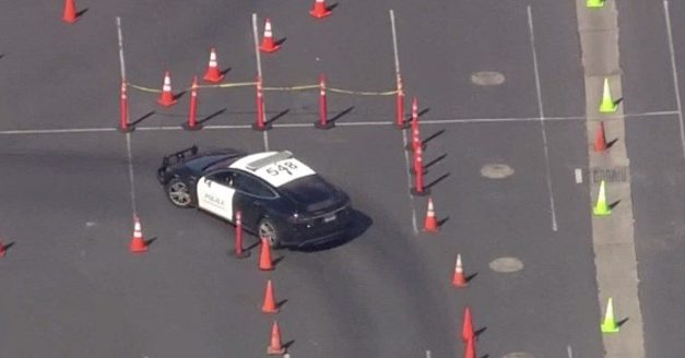 [Vidéo]: Une voiture de police Tesla modèle S à l’entrainement