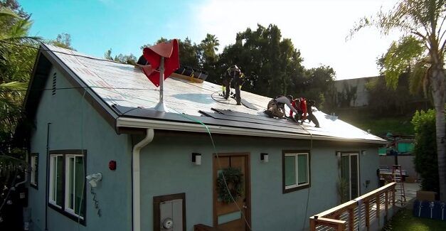 Tesla accélère les installations de ses toitures Solarglass