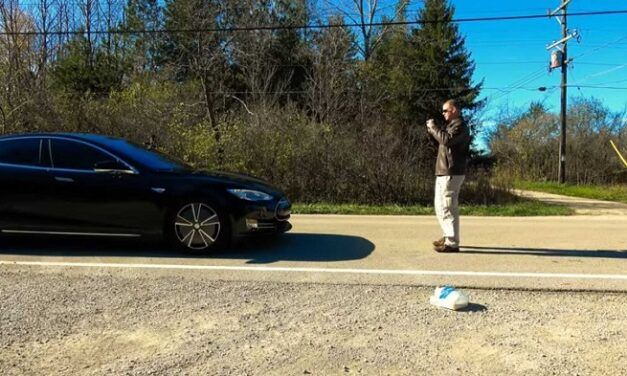 [Vidéo]: Tesla publie des vidéos impressionnantes de voitures évitant de renverser des piétons
