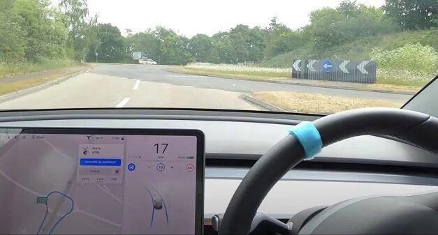 [Vidéo]: Regardez la dernière version de l’autopilote Tesla aborder un rond-point
