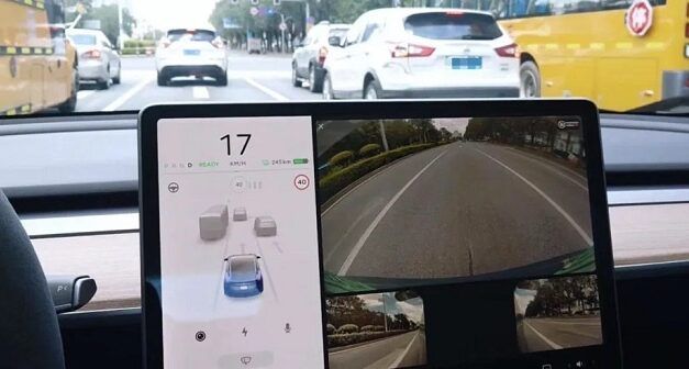 Tesla va utiliser les caméras latérales du pilote automatique pour montrer les angles morts lors des changements de direction