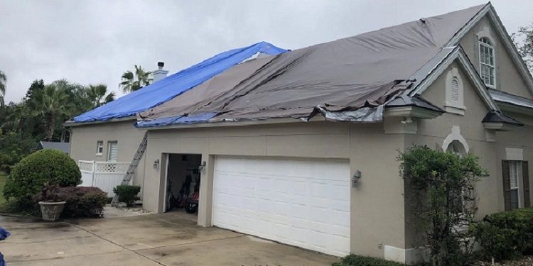 Un acheteur du toit solaire Tesla est parti sans toit et sans bâches sur sa maison après un cauchemar de 2 mois