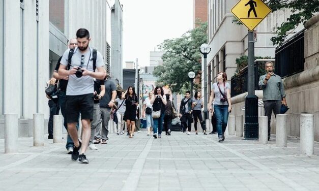 Heads up, la fonction qui incite les piétons à lever la tête quand ils marchent